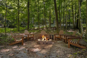 Modern decor, Hot Tub, Fire Pit, Grill, & Games